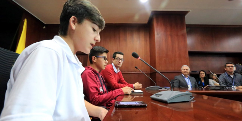 Niños, niñas y adolescentes exponen inquietudes sobre temas bandera en su proceso formativo



























