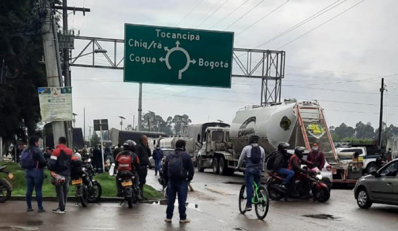 Cundinamarca amanece con bloqueos en vías principales y pasos urbanos de 27 municipios que afectan movilidad