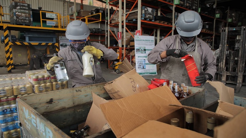 Se destruyen más de 30 toneladas de licores adulterados y de contrabando


