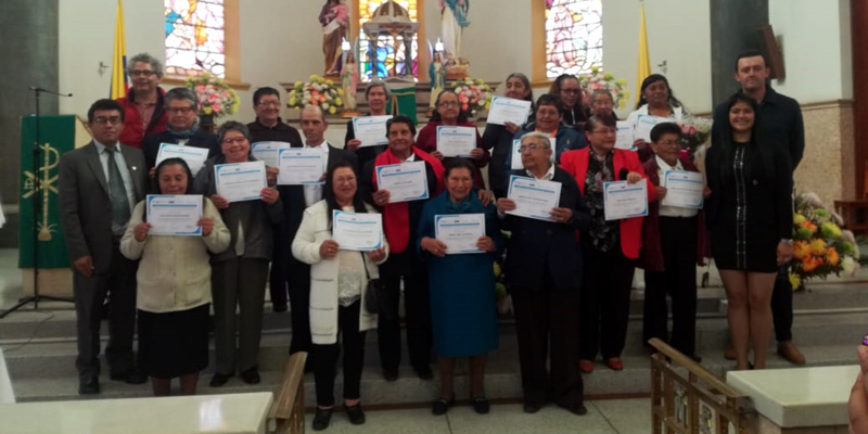 Jóvenes, adultos y adultos mayores recibieron su grado en educación básica primaria







