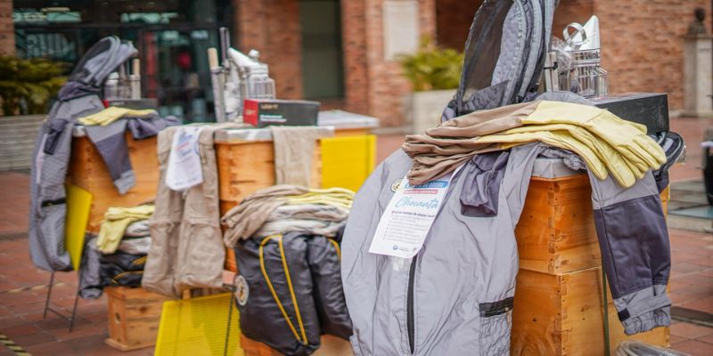 Bomberos de seis municipios de Cundinamarca reciben kits apícolas para emergencias con enjambres