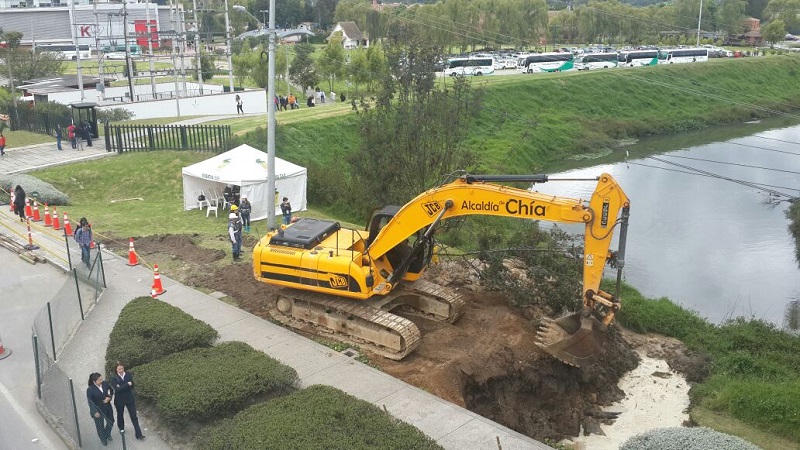 Gestión del Riesgo departamental atiende emergencia por avería en el tubo madre del acueducto de Chía