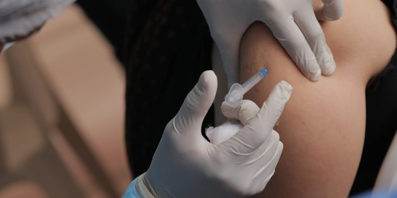 La Gobernación de Cundinamarca vacuna a sus funcionarios
