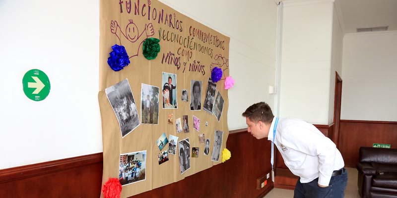 Servidores de la Gobernación se reconocieron como niños 










