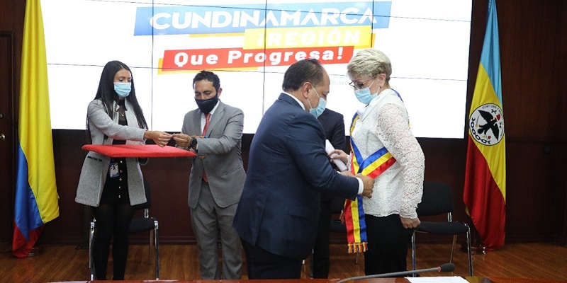 La Asamblea Departamental impuso máxima condecoración a una hija de Cundinamarca


