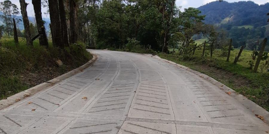Cundinamarca impulsa la participación comunitaria y construirá 1’200.000 metros cuadrados de placas huella en zonas rurales


