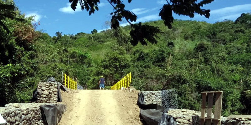 Habitantes de la vereda Montefrío de Chaguaní estrenan puente sobre quebrada La Vieja 


