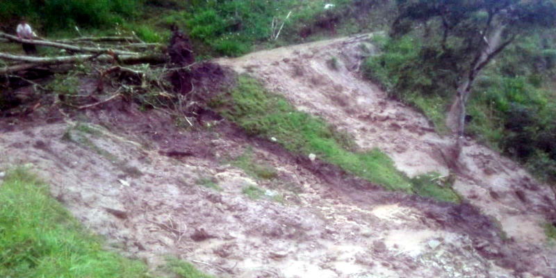 Habilitado paso de vehículos 4x4 por el sector El Cobre en la vía Gutiérrez-Guayabetal


























