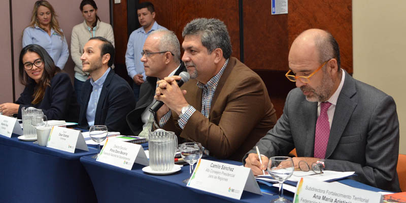 Departamentos unidos por la inversión en ciencia tecnología e innovación



































































