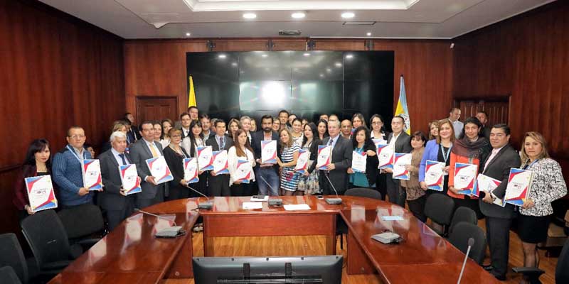 Funcionarios públicos recibirán apoyo para realizar estudios de postgrado