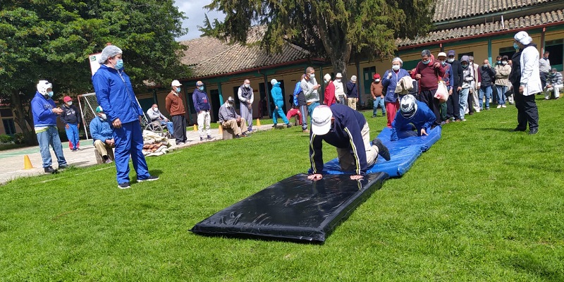 Centro masculino especial La Colonia promueve actividad física de los adultos mayores

