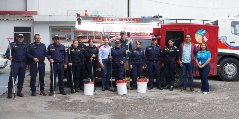 Bomberos de Cundinamarca se entrenan en manejo de serpientes para reforzar la protección animal y la seguridad ciudadana