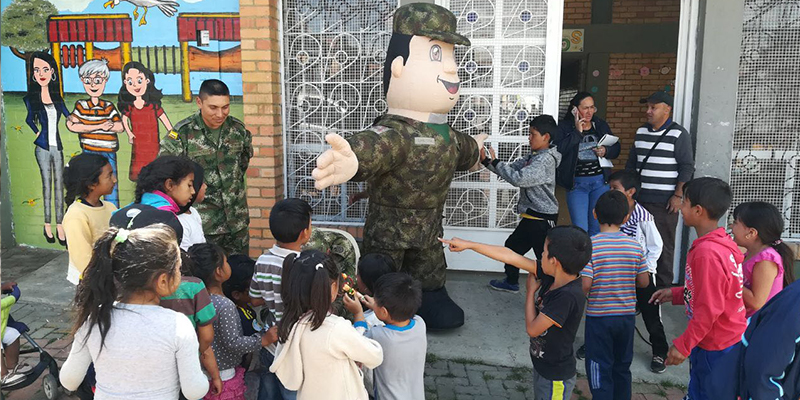 XIII Brigada entregó kits escolares a niños y niñas de Facatativá



















