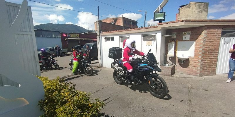 Influencer Miguel Forero alegró la Navidad de los adultos mayores de Facatativá


