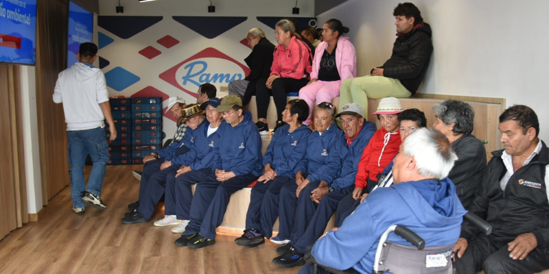 Personas mayores del Centro San José de Facatativá participaron en jornada pedagógica y de integración en Productos Ramo



