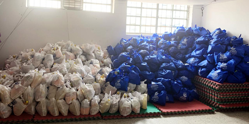 Entrega de ayuda humanitaria a familias de Quetame afectadas por el cierre de la vía al Llano

























