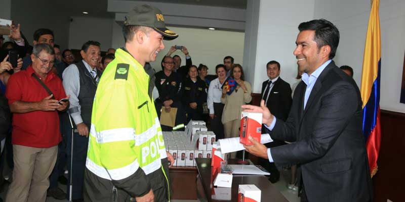 Gobernador Rey entregó equipos de comunicación para fortalecer red de Seguridad departamental 