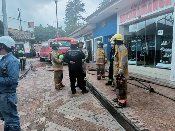15 locales comerciales afectados por incendio en el centro de Chía




