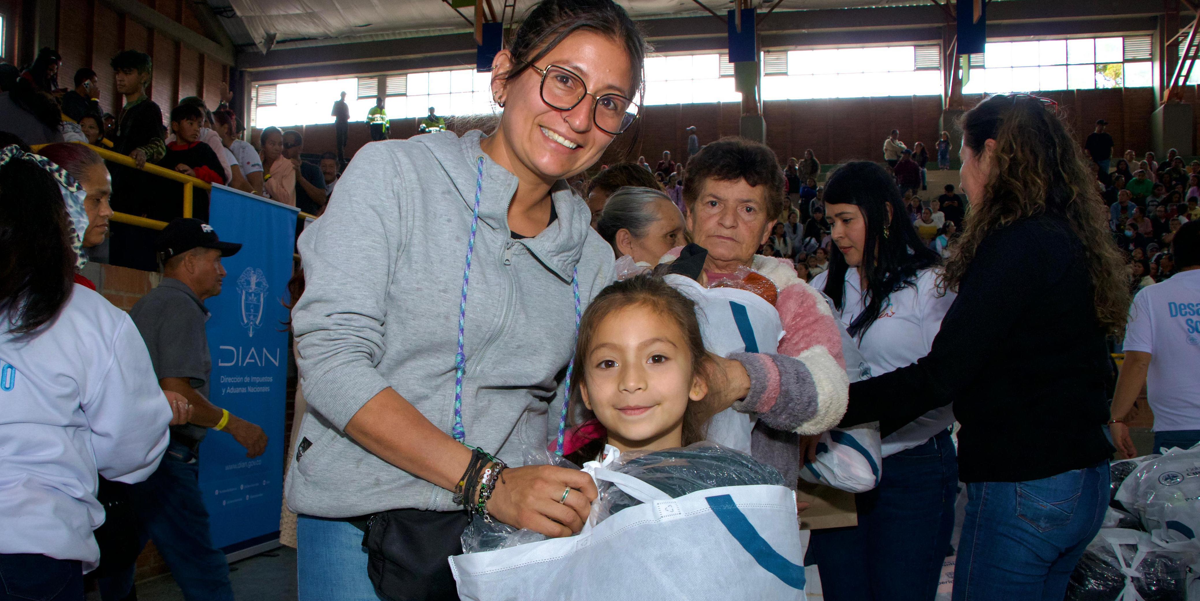Continúa la entrega de kits de apoyo a familias vulnerables en Cundinamarca
