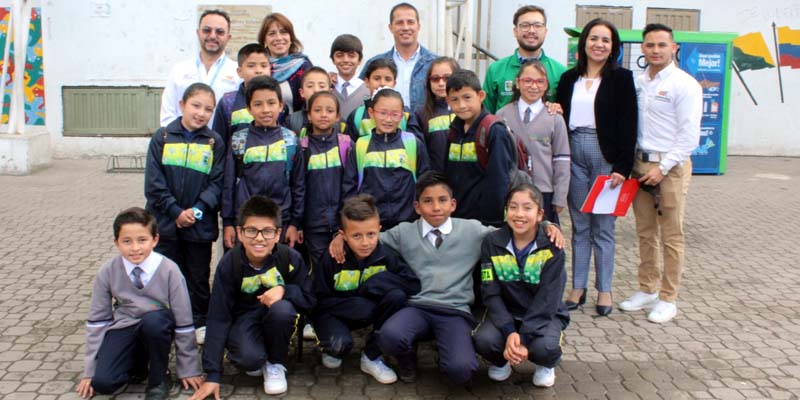 Institución Educativa de Mosquera recibe máquina inteligente para reciclar botellas plásticas






























