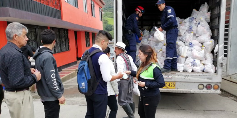 Entrega de ayuda humanitaria a familias de Quetame afectadas por el cierre de la vía al Llano

























