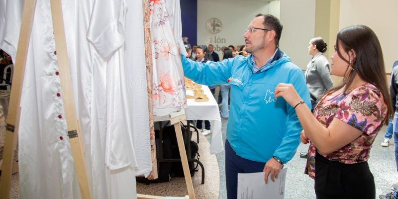 Cundinamarca lanza su primera vitrina de moda sostenible con talento local y materiales reciclados

