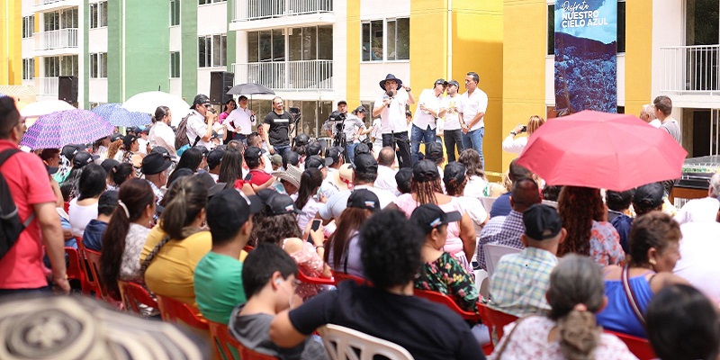 Gobernador participa en la entrega de 100 viviendas en el municipio de El Colegio
