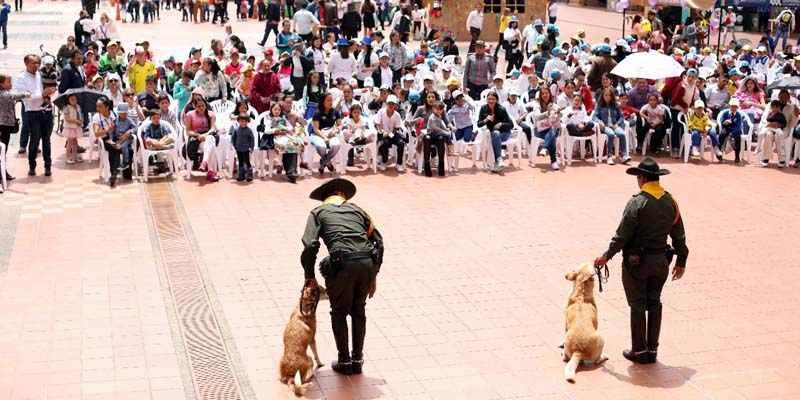 Más de 1.000 pequeños disfrutaron su día en la Gobernación de Cundinamarca






















































