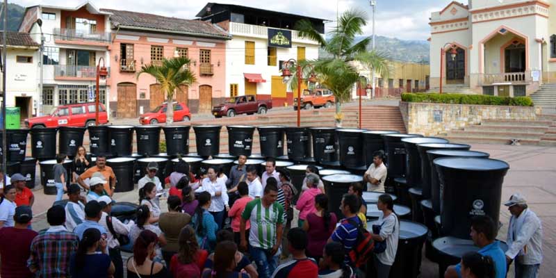 Familias campesinas de San Bernardo recibieron tanques de almacenamiento de agua