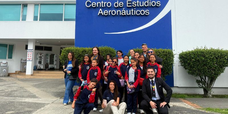Niñas cundinamarquesas vivieron la experiencia de ser controladoras aéreas por un día
