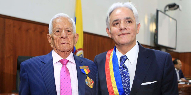 Asamblea de Cundinamarca reconoce la trayectoria del médico Julio César Granada Camacho 






































