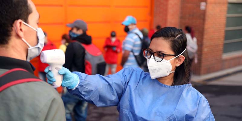 Gobernador de Cundinamarca y Alcalde de Soacha supervisan primera empresa de manufactura que reinicia actividades en esa ciudad después del periodo de cuarentena