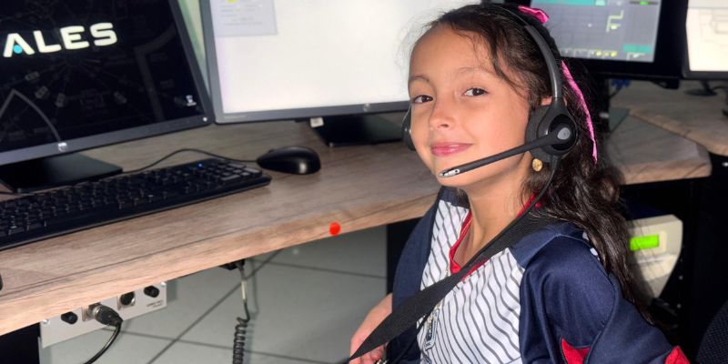 Niñas cundinamarquesas vivieron la experiencia de ser controladoras aéreas por un día
