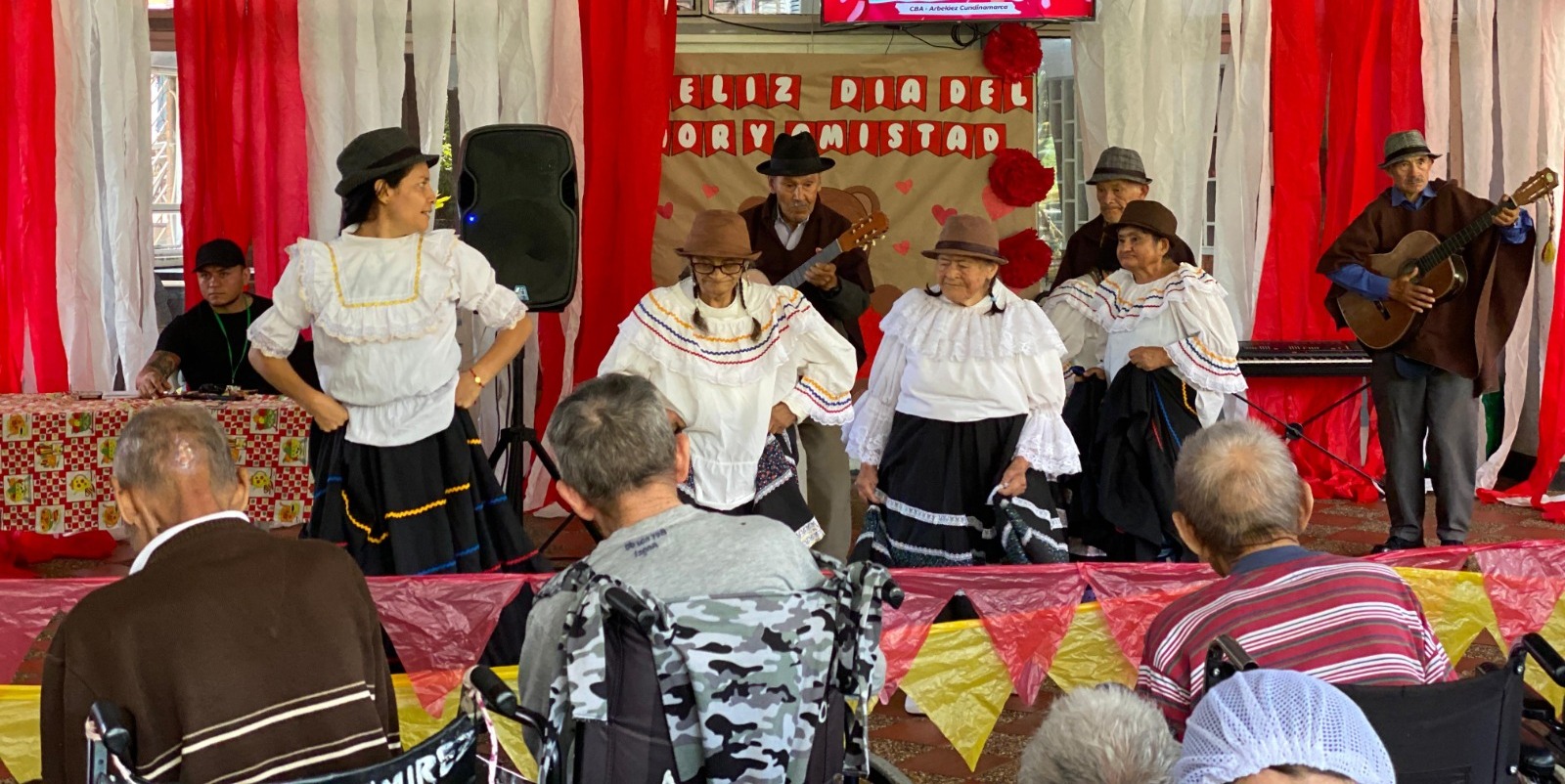 Adultos mayores y funcionarios del CBA de Arbeláez compartieron en una jornada de alegría y compañerismo 




