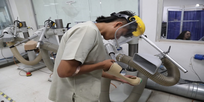 Empezó la entrega de prótesis de piernas a 46 pacientes de escasos recursos en Cundinamarca
