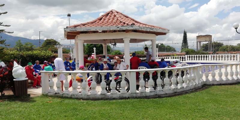 Adultos mayores del Centro Bienestar del Anciano Belmira disfrutaron un día de campo




