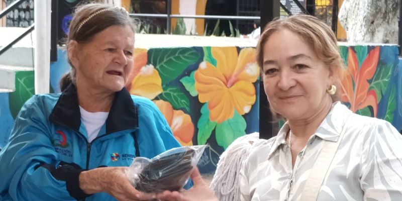 Adultos mayores de Villeta muestran su talento en feria artesanal y fortalecen su vínculo con la comunidad
