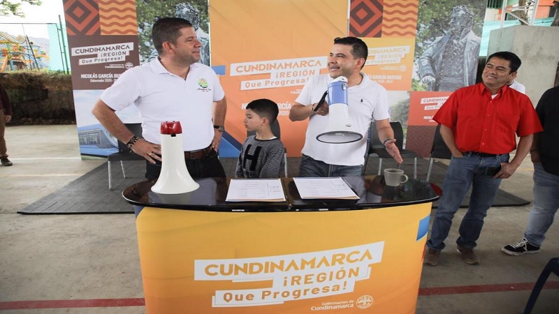 Gobernador de Cundinamarca hizo entrega de obras para Vianí

