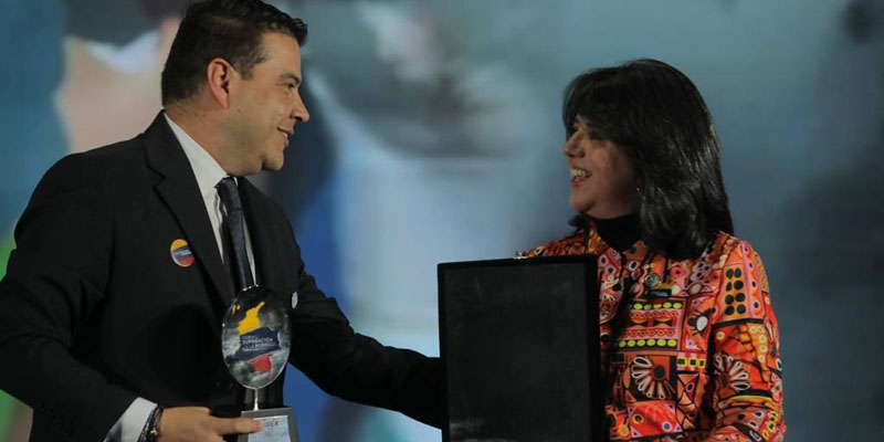 Colombia Líder reconoce a Nicolás García como ganador del premio 'Superación de la Pobreza'

