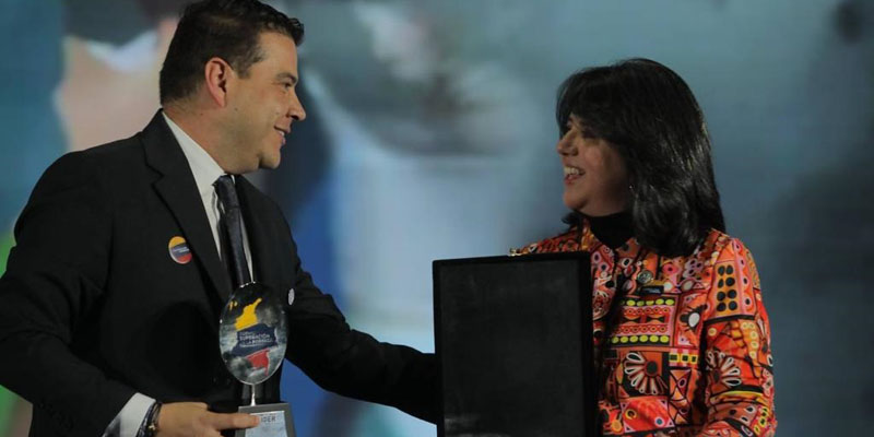 Colombia Líder reconoce a Nicolás García como ganador del premio 'Superación de la Pobreza'

