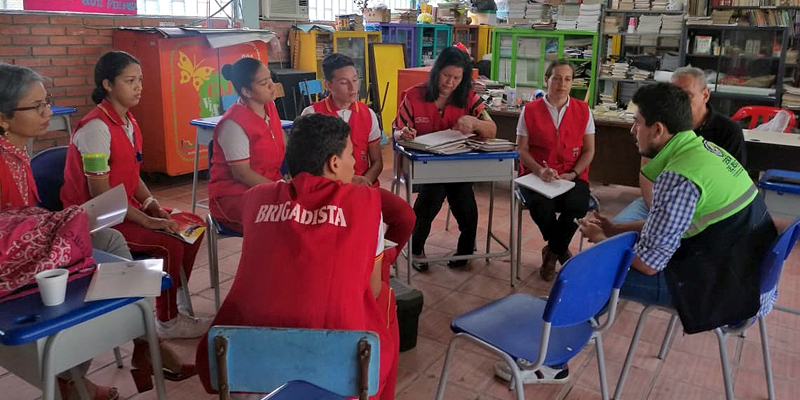 2.400 docentes, estudiantes y comunales se capacitan en temas de gestión del riesgo
