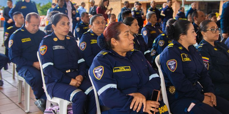 Cundinamarca dota a bomberos con equipos de señalización para atención de siniestros viales
