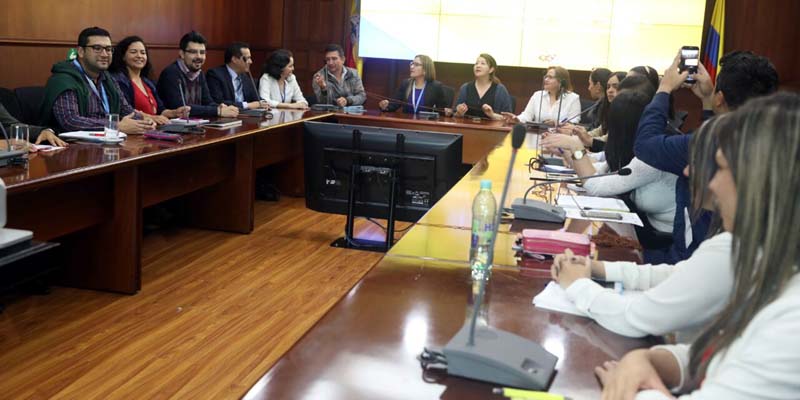 Un departamento que juega al tamaño de sus niñas y niños















