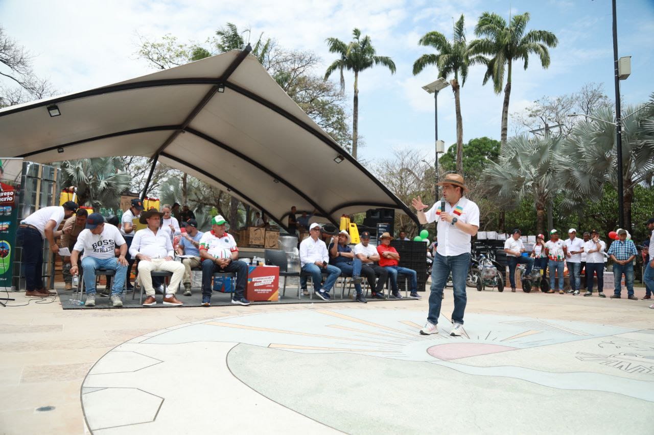 Campesinos de la Provincia de Medina reciben equipos y herramientas