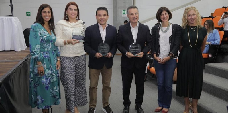 Cundinamarca recibe premio como mejor Departamento de Colombia