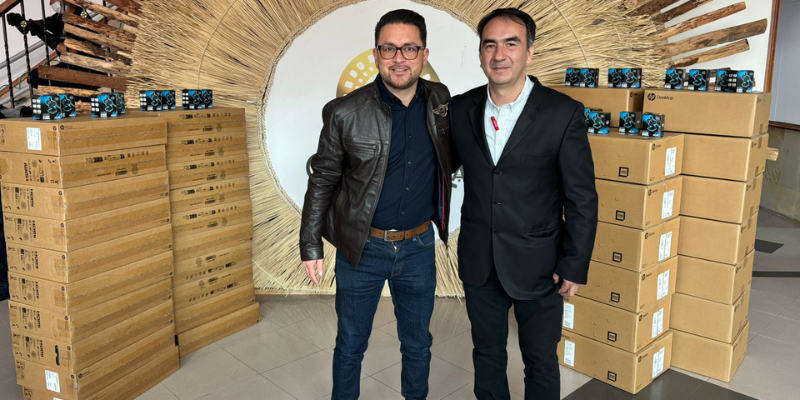 Fómeque recibe 20 nuevos equipos tecnológicos para fortalecer su Centro Interactivo Digital

