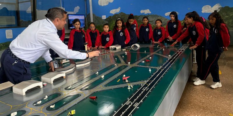 Niñas cundinamarquesas vivieron la experiencia de ser controladoras aéreas por un día
