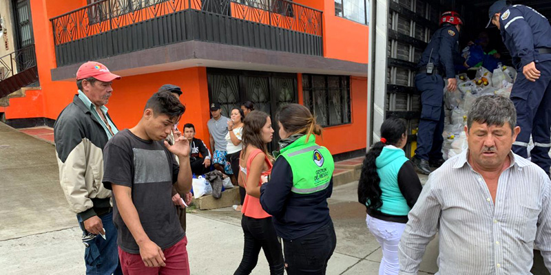 Entrega de ayuda humanitaria a familias de Quetame afectadas por el cierre de la vía al Llano

























