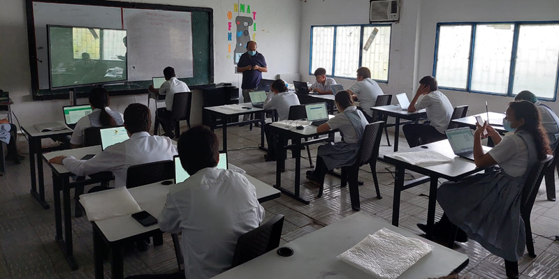 Estudiantes se preparan para presentar las Pruebas Saber 11










