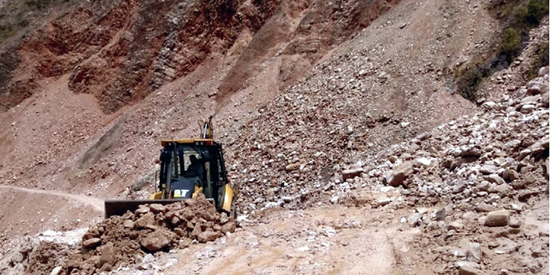 Habilitado paso de vehículos 4x4 por el sector El Cobre en la vía Gutiérrez-Guayabetal


























